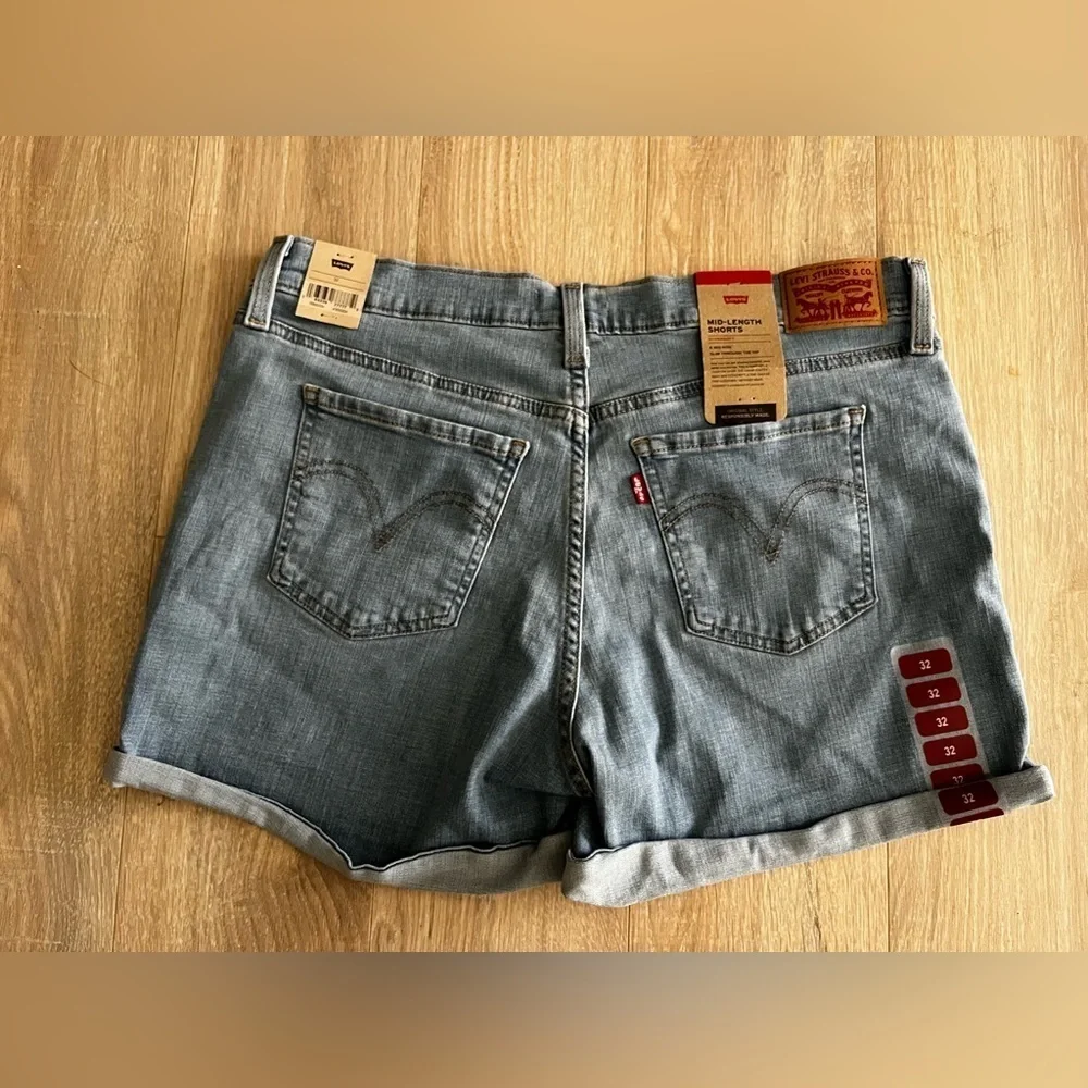 NWT Levi’s Women’s Mid Length Shorts Polar Seas Light Wash - Size 32